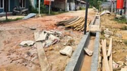 Pengelola BTN Mutiara Bantu Warga Buatkan Drainase Untuk Minimalisir Banjir